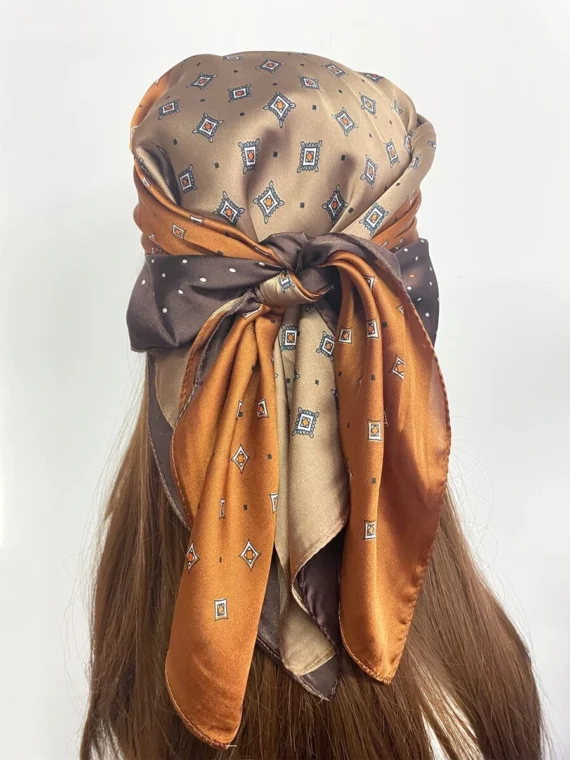 Foulard en faux soie avec impression géométrique et bloc de couleurs
